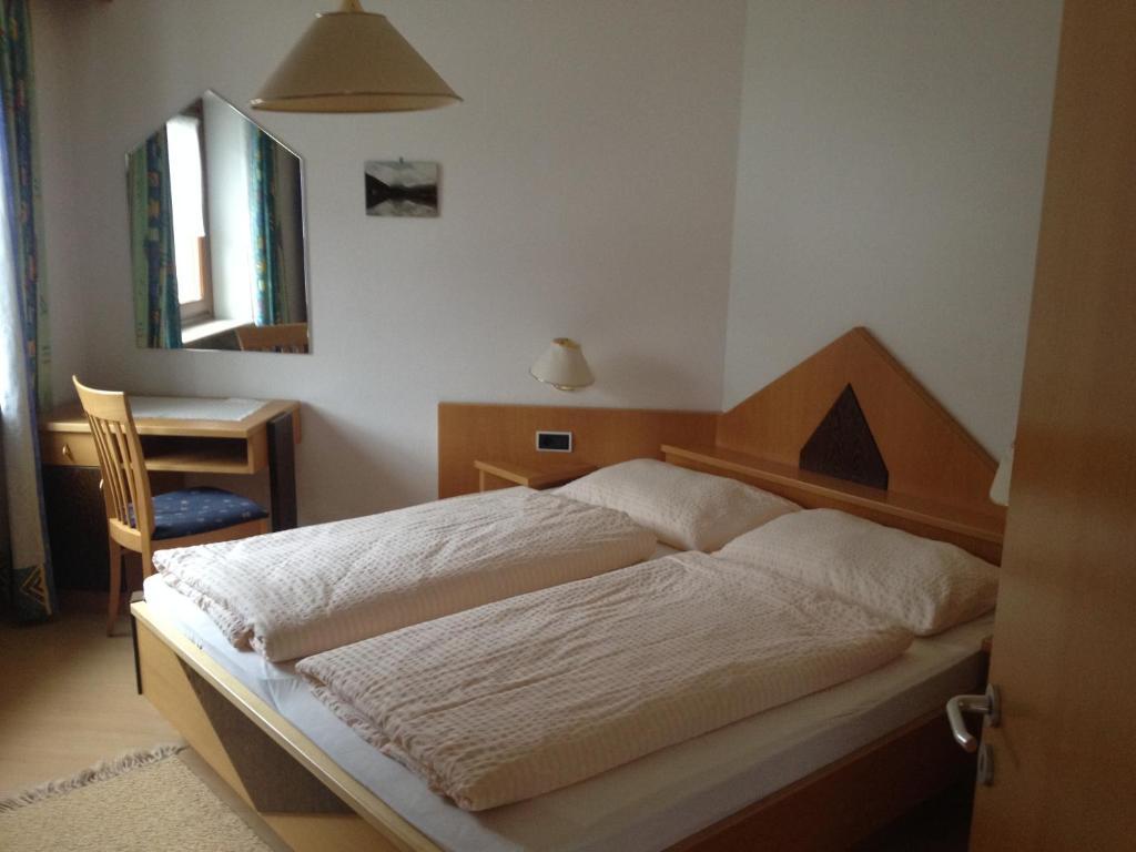 Garni Renzler Bed & Breakfast Rasun di Sopra Bilik gambar